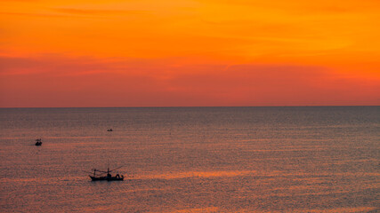 Obraz premium The background of the morning light, the wallpaper of the Twilight sky, the lake or the sea, is a natural beauty, seen between travel.