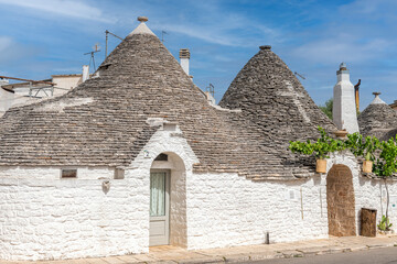 Fototapeta na wymiar słynne Arbelobello - miejscowość z oryginalnymi domkami z kamiennymi szpiczastymi dachami