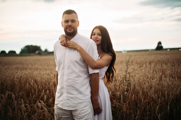 Obraz premium Loving couple in the field.