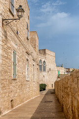 Molfetta - miasteczko na wybrzeżu w Puglia. Kamienna średniowieczna uliczka - obrazy, fototapety, plakaty