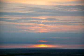 Obraz premium Sonnenuntergang und gleichzeitig Sonnenaufgang zu Mitsommer in Asbyrgi im Norden von Island. Im Hintergrund der Fjord Öxarfjördur mit dem Fluss Jökulsa á Fjöllum.
