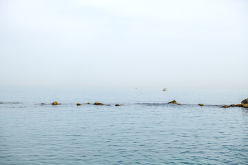 czubki głazów stanowiących falochron podczas przypływu  © Kamil_k2p