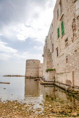 Ruiny zamku z basztą obronną tuż nad brzegiem morza - obrazy, fototapety, plakaty