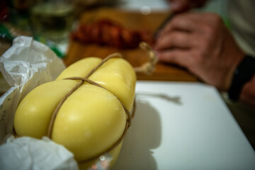 lekki, smaczny ser Provolone - typowy dla południa Włoch