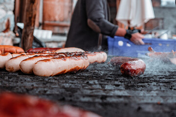 Wurst auf dem Grill, Cervelat, Käsewurst