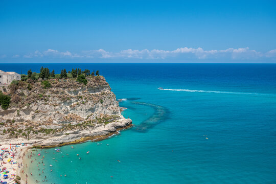 Tropea, najsłynniejsza i napiękniejsza plaża na południu Włoch ze słynnym skalistym klifem © Kamil_k2p