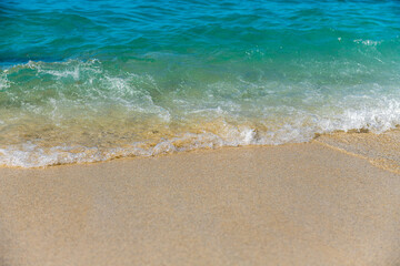 morka fala rozpływająca siena złocistej piaszczystej plaży  - obrazy, fototapety, plakaty