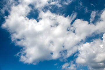 chmury na niebieskim niebie - obrazy, fototapety, plakaty