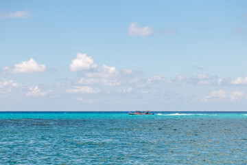 łódź motorową z turystami na pięknym lazurowym spokojnym morzu - obrazy, fototapety, plakaty