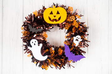 Wreath on the door, Halloween step by step instructions, diy. Thanksgiving door decor, lesson for children. Step 6
