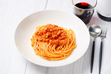 定番パスタ、スパゲティアマトリチャーナ、アラビアータ、赤ワインとともに