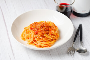 定番パスタ、スパゲティアマトリチャーナ、アラビアータ、赤ワインとともに