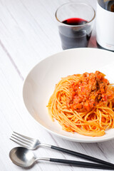 定番パスタ、スパゲティアマトリチャーナ、アラビアータ、赤ワインとともに