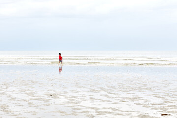Marche solitaire au bord de l'eau