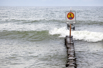 morze bałtyckie znak informujący o zakazie wchodzenia na ostrogi falochrony - obrazy, fototapety, plakaty