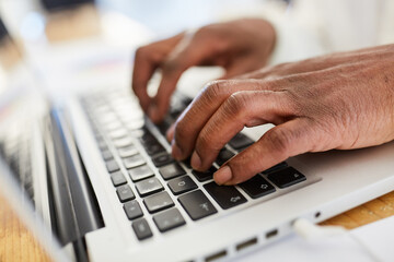 H&auml;nde von Gesch&auml;ftsmann schreiben auf Tastatur vom Laptop