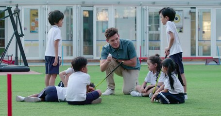 Foreign teacher teaching children golf,4K