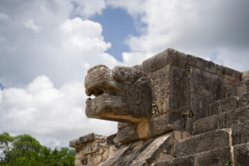 Obraz premium old mayan temple ruins in Chichén Itzá in Yucatán (México)