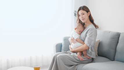赤ちゃんを抱っこする母親　イメージ