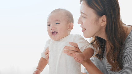 赤ちゃんをあやす母親　イメージ