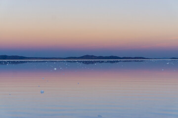 Fototapeta premium Salar de Uyuni is called 'the biggest mirror in the world', and the image of the sky is projected and reflected in the salt lake water as it is endlessly wide, so it looks like it stays in the sky.
