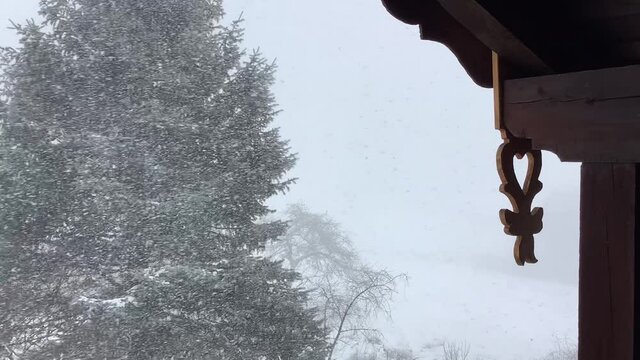 Heftiger Schneesturm tobt in Bayern unter sch&uuml;tzendem Hausdach 