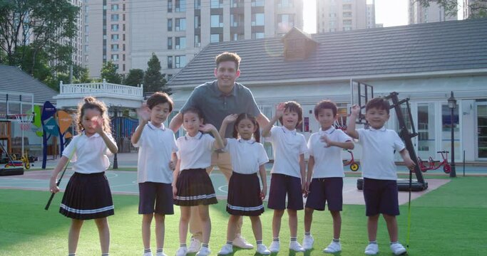 Foreign teacher teaching children golf,4K