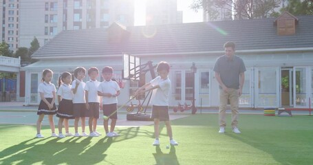 Foreign teacher teaching children golf,4K