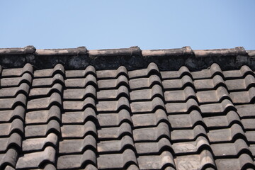 tile arrangement pattern on the roof of the house