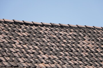 tile arrangement pattern on the roof of the house