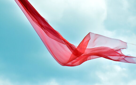 Rotes Seidentuch flottert m Wind