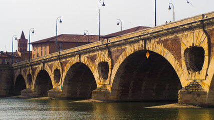 Vue rapprochée du « Pont neuf », enjambant la Garonne, dans la ville de Toulouse