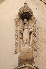 statue sur la façade d'une maison de la ville d'Avignon	