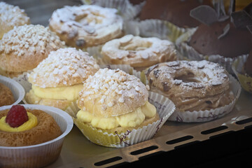 étalage de pâtisseries dans une boulangerie