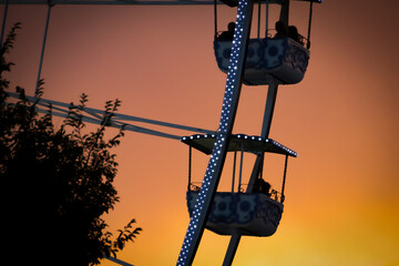 grande roue le soir avec un coucher de soleil