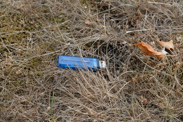 FU 2020-06-06 WeiAlong 453 Im trockenen Gras liegt ein blaues Feuerzeug