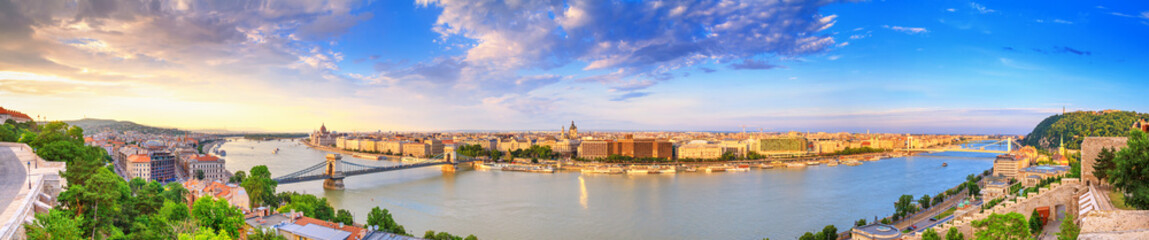 Obraz premium City summer landscape, panorama, banner - top view of the historical center of Budapest with the Danube river, in Hungary