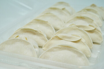 冷凍生餃子を斜めからアップで撮影