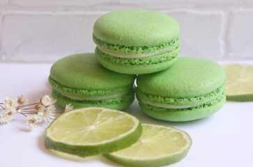 Macaron de limão verde com fruta e flores /green lemon macaron with fruit and flowers