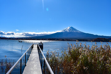 河口湖の富士山と桟橋