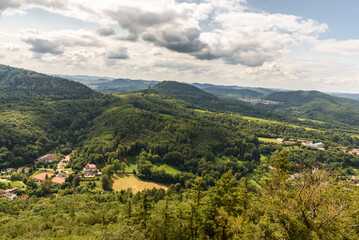 Blick auf den Pfälzerwald und die Berge des Wasgaus, Rheinland-Pfalz, Deutschland 