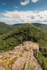 Blick auf den Pfälzerwald mit den Burgruinen Anebos und Scharfenberg, Rheinland-Pfalz, Deutschland 