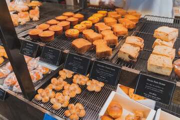 パン屋に並ぶパン｜フレンチトースト