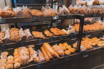 パン屋に並ぶパン｜フランスパン、あんぱん、チーズパン