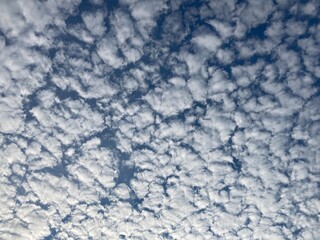 Imposante Wolkenformation am blauen Himmel