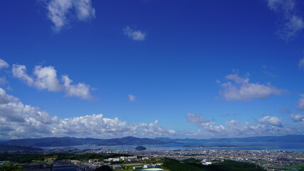 青空と雲と町並み