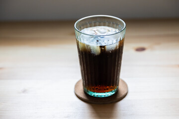 グラスに注がれるコーラ