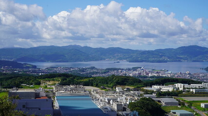 Fototapeta premium 青空と雲と町並み
