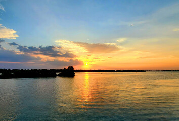 Obraz premium Sunset over the river