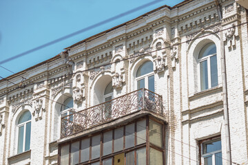 Obraz premium facade of a building with a balcony
